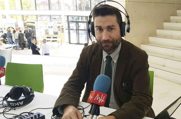 Josep Benítez en radio UMH: “A veces los fisioterapeutas nos centramos demasiado en las técnicas y no debemos olvidar que lo que define a un profesional son las competencias”