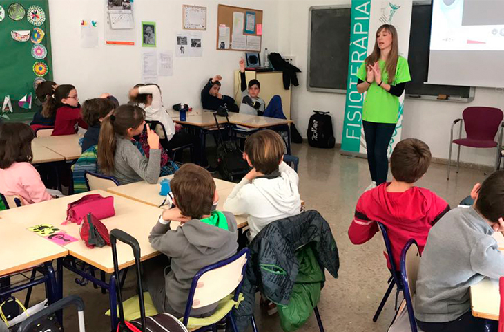 Los escolares de Castellón aprenden cómo prevenir patologías de la espalda con la ayuda de los fisioterapeutas