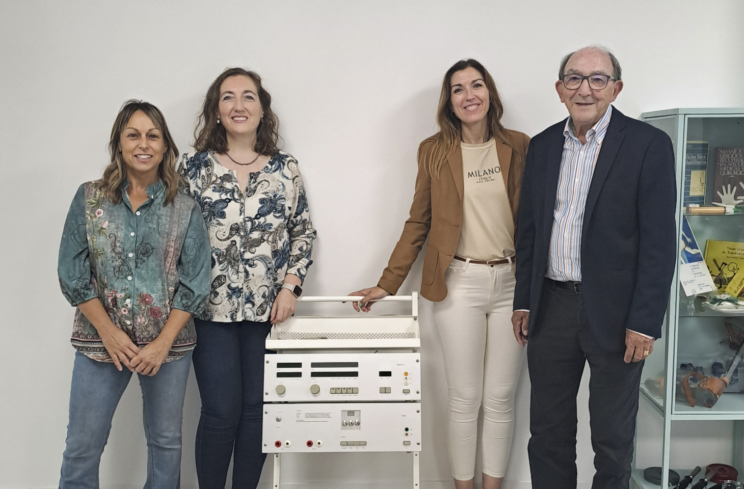 Los colegiados Toni, Bibiana y Mireia Font donan un equipo histórico de electroestimulación al ICOFCV