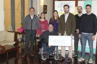 El Colegio de Fisioterapeutas de la CV dona más de 2.300 euros a la asociación de personas con discapacidad física